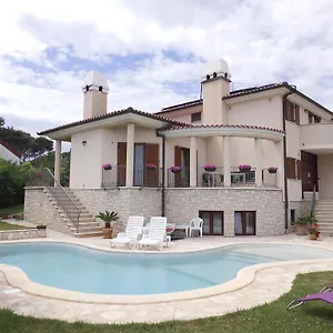 Lena Apartment Premantura
